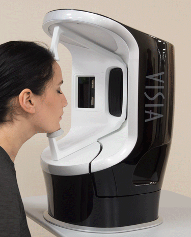 Sistema VISIA Skin Analysis de Canfield Scientific en uso — análisis facial digital con luz blanca, polarizada cruzada y UV revelando manchas, arrugas, poros y daño solar oculto en consulta de Dra. Dafne Arellano, Bella Vista, Puebla