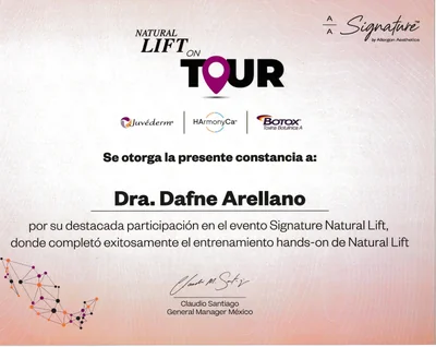 Diploma de Dra. Dafne Arellano Montalvo — Constancia Signature Natural Lift Tour — entrenamiento hands-on (Juvéderm + HArmonyCa + Botox) — Allergan Aesthetics México · firma Claudio Santiago, General Manager México — 2024