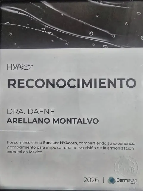 Reconocimiento de HYAcorp y Dermavan México a la Dra. Dafne Arellano Montalvo como Speaker HYAcorp 2026 — armonización corporal en México