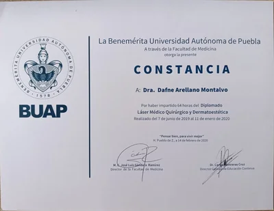 Diploma de Dra. Dafne Arellano Montalvo — INSTRUCTORA — Diplomado Láser Médico Quirúrgico y Dermatoestética (64 horas) — Benemérita Universidad Autónoma de Puebla · Facultad de Medicina — 2020