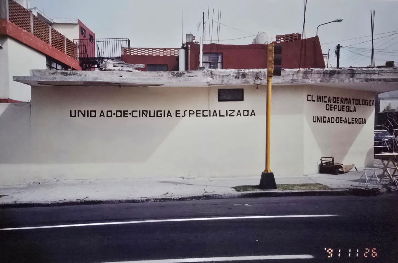 Fachada de la Clínica Dermatológica y Cirugía Estética de Puebla en noviembre de 1991, con letrero visible — Unidad de Alergia, Unidad de Cirugía Especializada. Fundada en 1971 por el Profesor Dr. Francisco Arellano Ocampo, dermatólogo. Calle 20 Sur 2539, Bella Vista, Puebla.