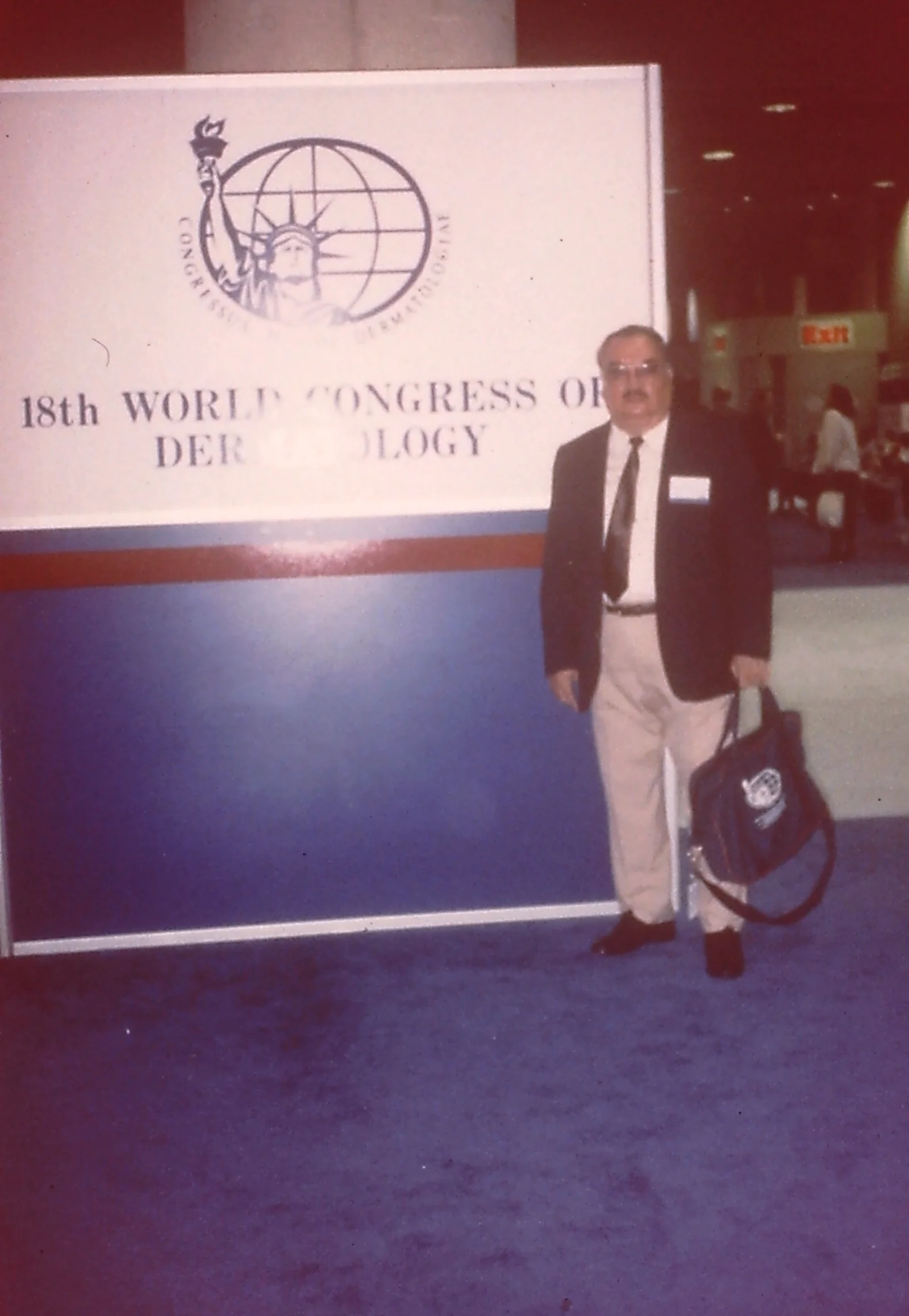 Profesor Dr. Francisco Arellano Ocampo, fundador de la Clínica Dermatológica y Cirugía Estética de Puebla (1971), en el 18th World Congress of Dermatology — Nueva York, 1992. Fotografía del archivo familiar.
