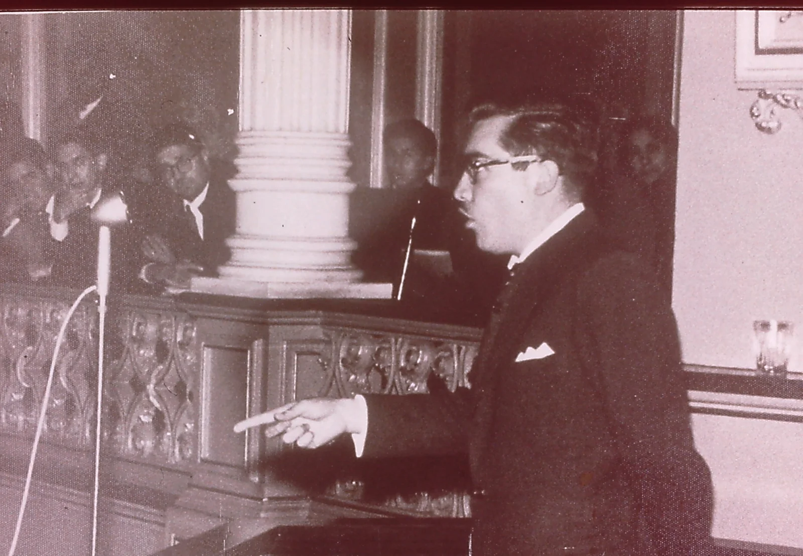 Profesor Dr. Francisco Arellano Ocampo en presentación académica temprana, posiblemente defensa de tesis o congreso médico — fotografía de archivo familiar